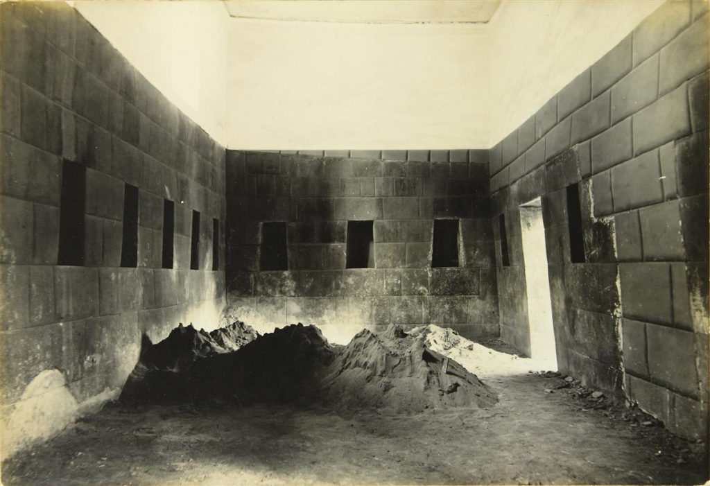 Interior image from the 1920s of Peruvian architecture by Martín Chambi.