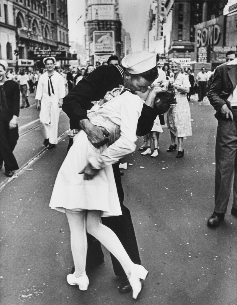 Alfred Eisenstaedt, V-J Day Kiss, Times Square, New York, silver print, 1945, printed 1966-72.